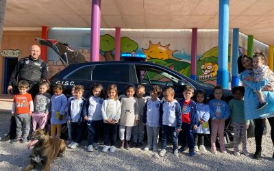 Visita de la unidad canina de la Policía Local